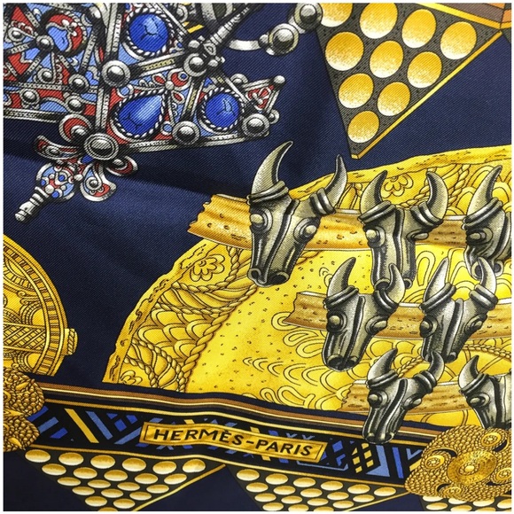 Hermès Scarf “L'or des Chefs” Navy & Gold 100% Silk Scarf ~ RARE! ~ Includes Box - Picture 5 of 16